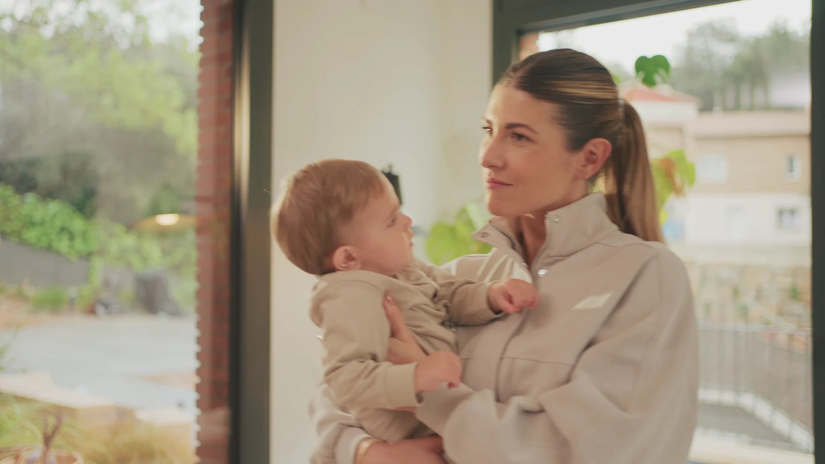 Une mère partageant un moment calme avec son bébé à la maison, extrait du film de famille Speediance
