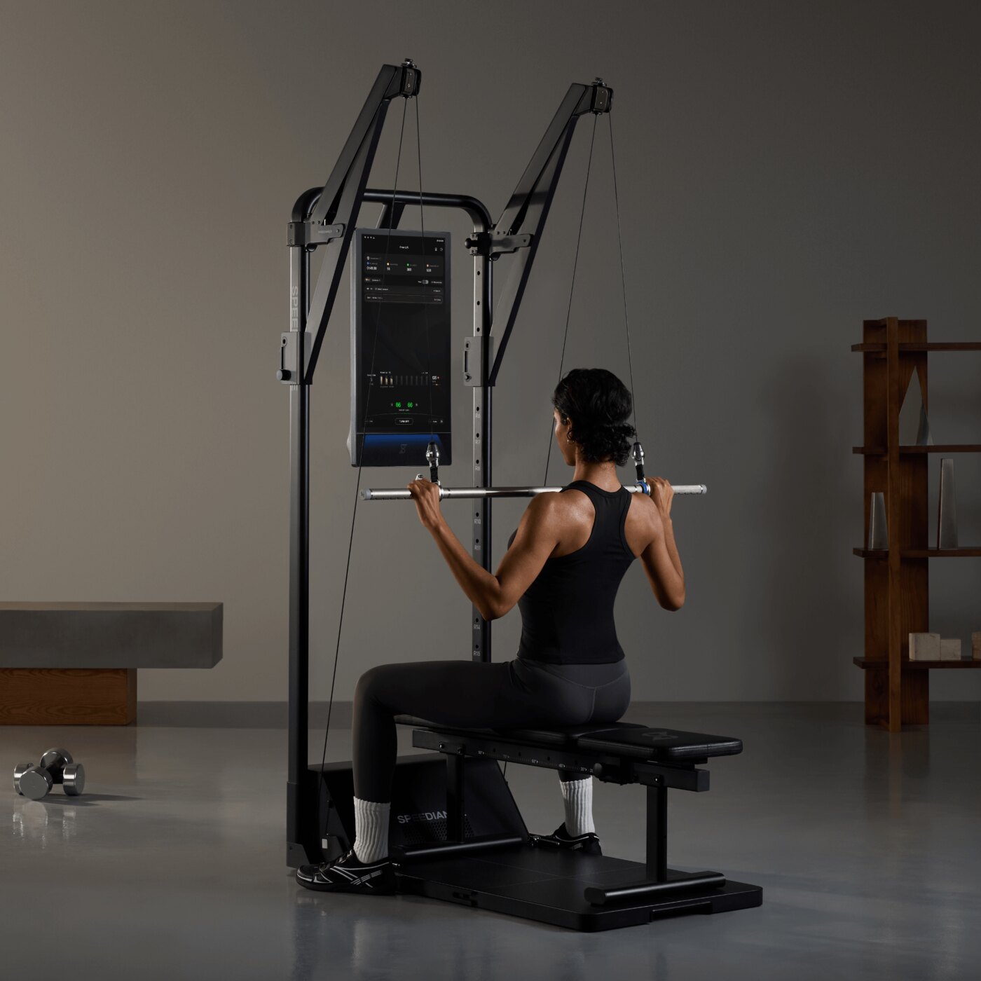 Speediance Extension Arms gemonteerd op een Gym Monster, zittende lat pulldown