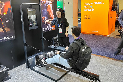 Démonstration d'aviron sur le stand Speediance