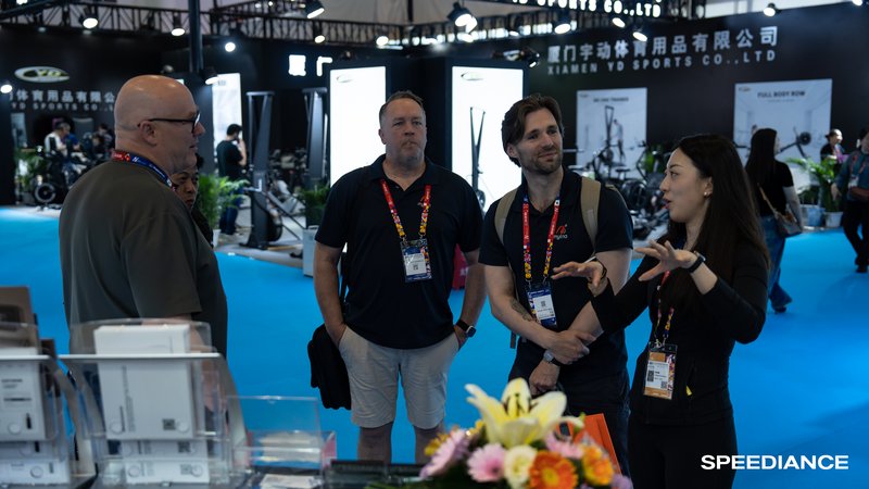 Visiteurs sur le stand Speediance