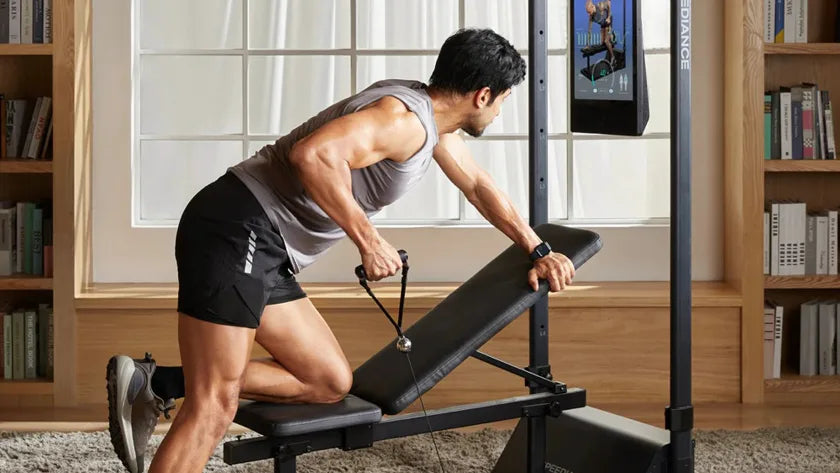 Un homme s'entraînant sur Gym Monster 3 à la maison, dans un salon lumineux rempli de livres
