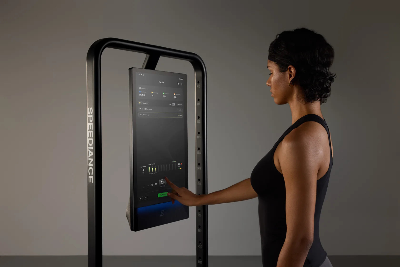 Een vrouw past de digitale weerstand aan op Gym Monster 3
